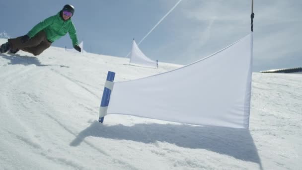 Slow Motion: Profesionální snowboardista jízdě slalomu — Stock video