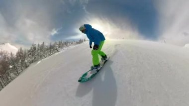Slow Motion: Alplerdeki bakımlı yamacı oyan ekstrem snowboardcu.