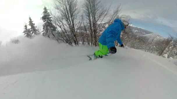 SELFIE: Αρσενικό snowboarder τεμαχίζοντας το χιόνι σκόνη off trail στις γραφικές Άλπεις. — Αρχείο Βίντεο