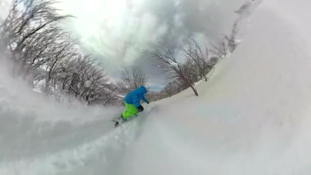 VR 360: snowboarder extremo destruindo a neve em pó intocada nos Alpes. — Vídeo de Stock