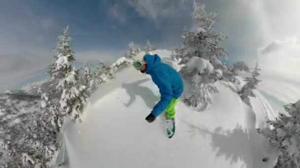 VR 360 SELFIE: Man on active vacation shredding the untouched mountain terrain. — Stock Video