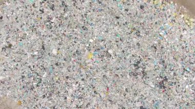 Koca bir hurda yığını ve plastik yığını büyük bir hurdalıkta..