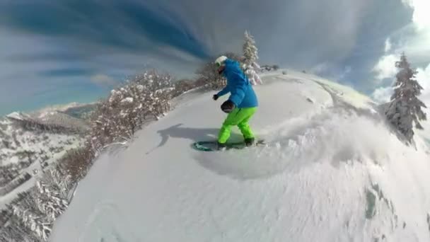Молодой человек веселится на зимних каникулах, измельчая свежий снег.. — стоковое видео