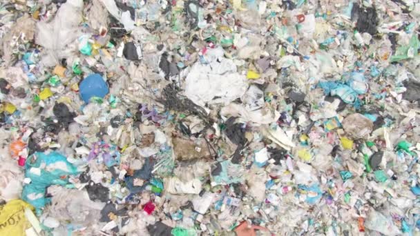 AERIAL TOP DOWN: Latanie nad kupą śmieci na dużym złomowisku przemysłowym. — Wideo stockowe