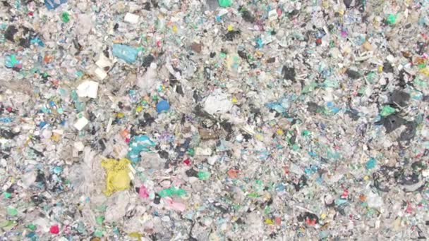 AÉRIAL : Vue d'en haut d'un tas puant d'ordures dans un site de tri en plastique