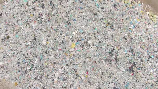 AEREO: Enormi cumuli puzzolenti di rottami e plastica che si accumulano in una grande discarica. — Video Stock
