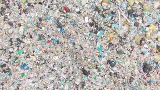 AÉRIAL : Bouteilles et sacs en plastique nocifs empilés dans une grande décharge sale .