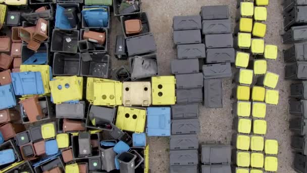 DRONE TOP DOWN: Mit bunten Deckeln aus Müllcontainern und Müllcontainern fliegen. — Stockvideo