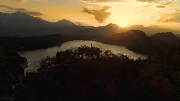 Drone: Το χρυσαφί ηλιοβασίλεμα φωτίζει το γραφικό γαλήνιο τοπίο και τη λίμνη. — Αρχείο Βίντεο