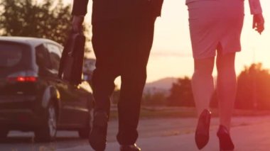 Slow Motion: Genç başarılı iş ortakları işe birlikte yürüyorlar.