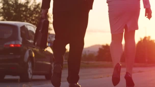 Slow Motion: Jonge succesvolle zakenpartners lopen samen naar het werk. — Stockvideo