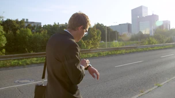 Zeitlupe: Geschäftsmann läuft zur Arbeit, nachdem er merkt, dass er zu spät kommt. — Stockvideo