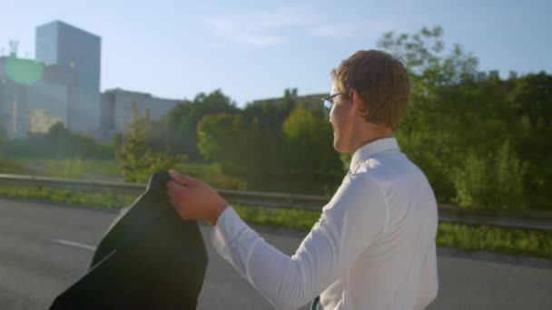 Nahaufnahme: Unbekannter junger Mann läuft nach der Landung nach Hause. — Stockvideo