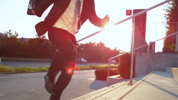 Slow Motion: Man har bråttom förlora dokument samtidigt som rusa för att komma till ett möte. — Stockvideo