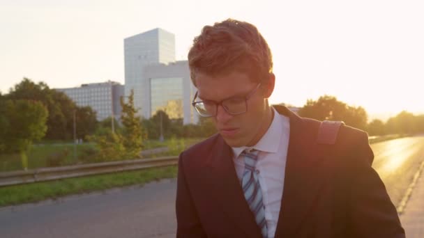 LENS FLARE: Worried yuppie reading a long text message on his way home from work — Stock Video