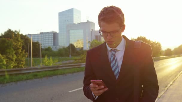 CERRAR: Joven hombre de negocios ansiosamente navegar por Internet en su teléfono inteligente . — Vídeo de stock