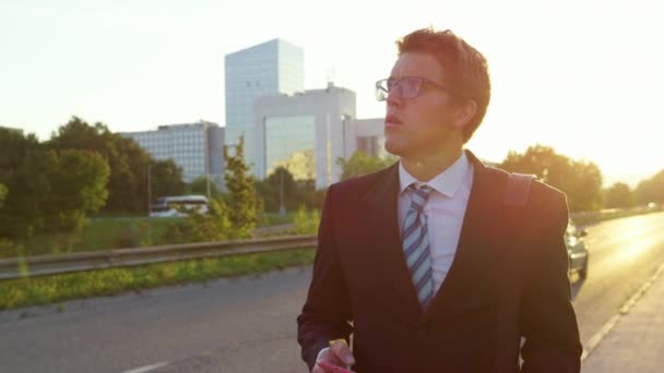 Обеспокоенный бизнесмен оглядывается по городу после прочтения плохих новостей . — стоковое видео