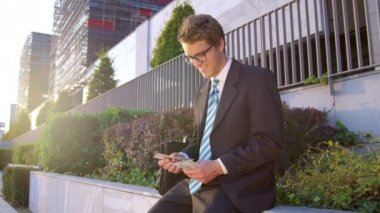 Gülümseyen genç adam ikramiyesini aldıktan sonra dolarları sayıyor..