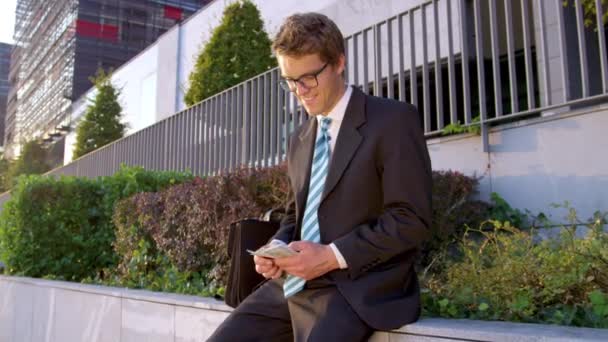 SLOW MOTION: Wealthy businessman counting money after getting his paycheck. — 비디오