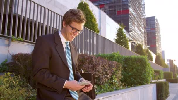 PORTRAIT: Feliz hombre de negocios rico contando su dinero después de un acuerdo exitoso . — Vídeos de Stock