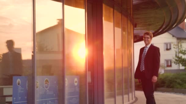 SUN FLARE: усміхнений цуценя йде додому з роботи в його прохолодному електричному дошці . — стокове відео