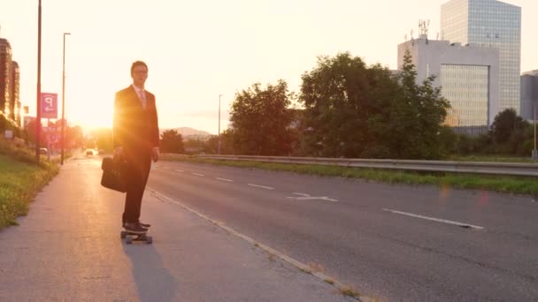 Leuke sportieve zakenman die thuis komt van zijn werk op zijn e-skateboard.. — Stockvideo