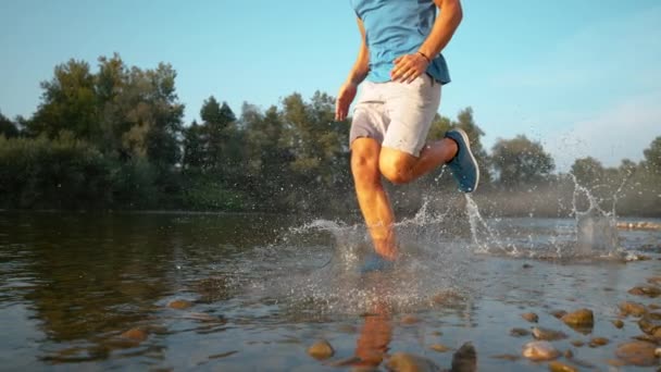 СУПЕР Медленное движение: Неузнаваемый спортсмен бегает в спокойном потоке . — стоковое видео