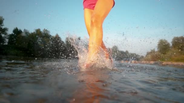 Pomalý pohyb: Skleněné kapky vody létající ve vzduchu, jak běžec běží kamerou. — Stock video