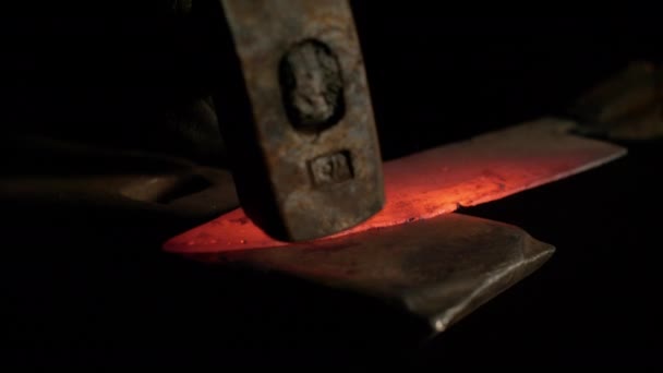 SLOW MOTION: Bright steel blade getting forged by unrecognizable craftsman. — Stock Video