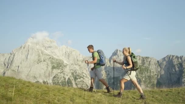 Lassú mozgás: boldog turista pár túrázás a lélegzetelállító szlovén hegyekben — Stock videók