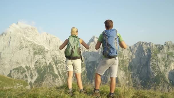 SLOW MOTION : Des jeunes touristes méconnaissables célèbrent la randonnée dans la montagne . — Video