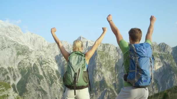 Bezárás: Fiatal turista pár ünnepli sikeres túrázás az Alpokban. — Stock videók