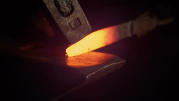 Slow Motion: Oszałamiający strzał gorącego kawałka metalu trzymanego za szczypce i uderzonego młotkiem — Wideo stockowe