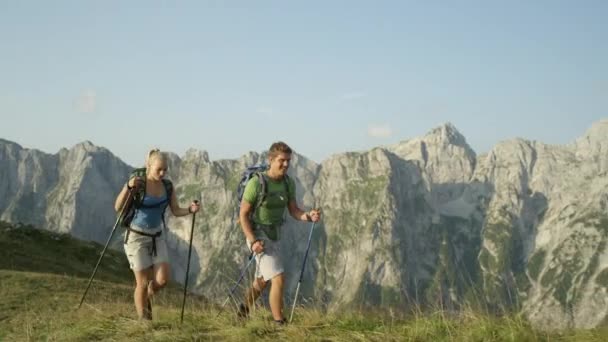 Joyeux couple de randonneurs profitant des sites touristiques comme la randonnée à travers les Alpes juliennes . — Video