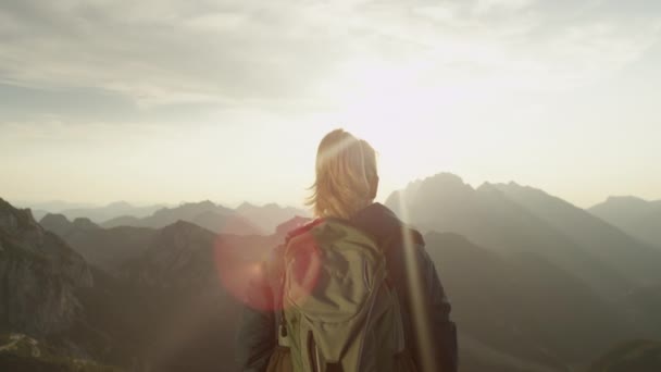 LENS FLARE：旅行者在阳光灿烂的夏日庆祝到达山顶. — 图库视频影像