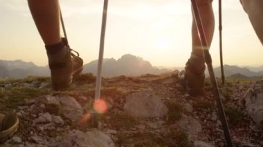 Lens Fişeği: Tanınmayan aktif turistler gün doğumunda dağın zirvesine çıkıyorlar.
