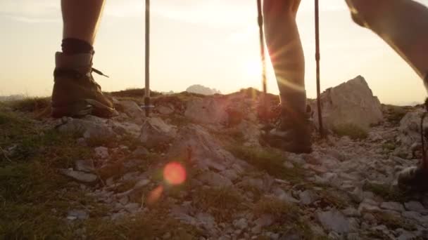 SLOW MOTION : Homme et femme actifs dans des bottes de randonnée marchent jusqu'au sommet de la montagne . — Video