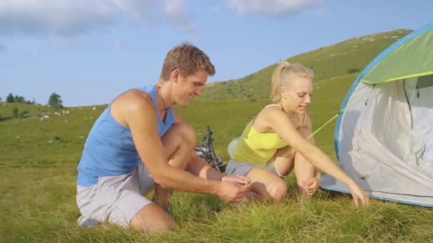 Uzavřeno: Aktivní turistický pár na horských kolech v Alpách připravit svůj kemp — Stock video