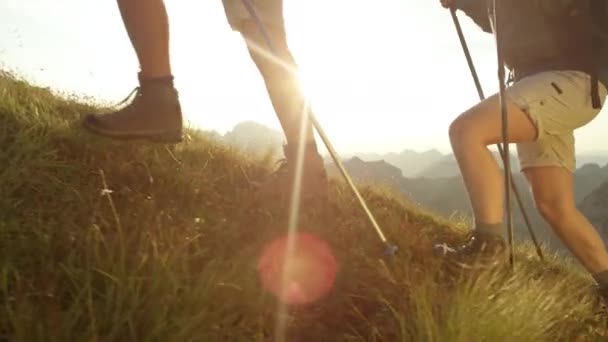 SUN FLARE ULOSE UP: Nerozpoznatelný turistický pár zkoumající malebné hory — Stock video