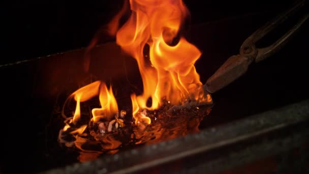 Makro, dof: brennende Messerklinge, die während des Temperiervorgangs in Öl getaucht wird — Stockvideo