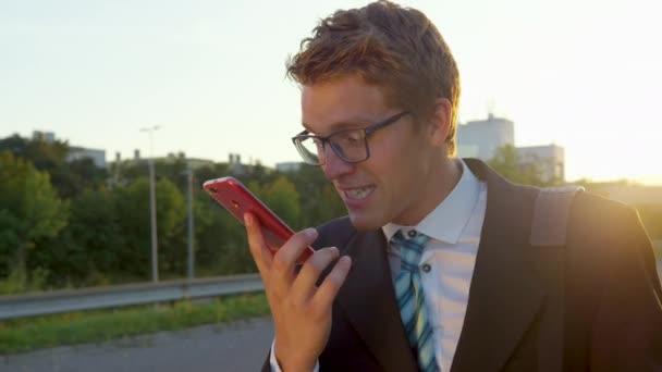 Zeitlupe: Kranker Geschäftsmann brüllt auf dem Nachhauseweg in sein Handy. — Stockvideo