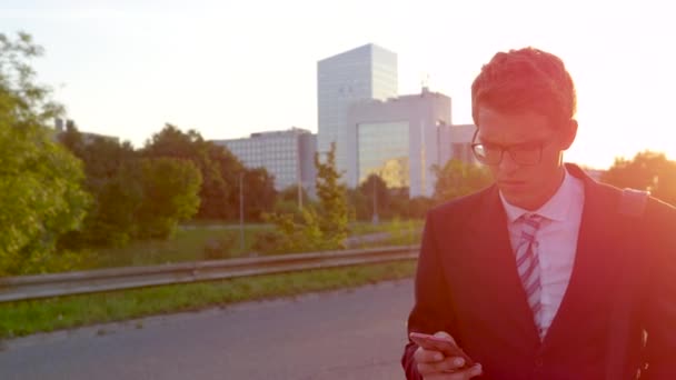 CLOSE UP: Businessman reading a text and getting bad news while walking home — Stock Video