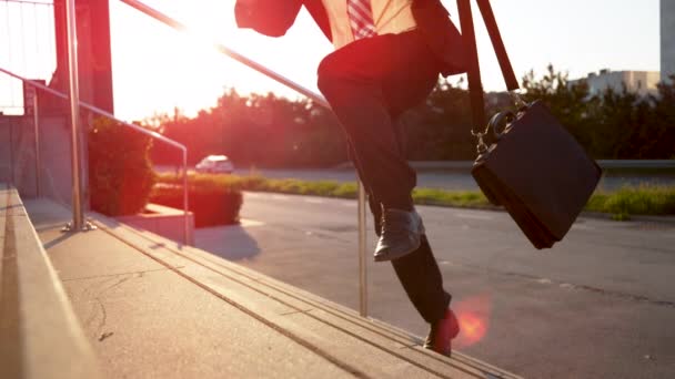 Low Angle: Corporate Executive spěchá do práce a ztrácí právní papírování. — Stock video