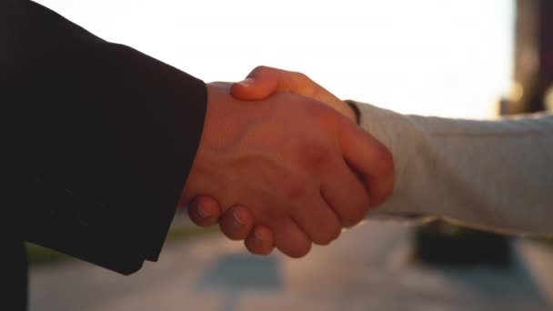 Κοντινό πλάνο: Μη αναγνωρίσιμοι επιχειρηματικοί εταίροι σφίγγουν το χέρι μετά το κλείσιμο μιας συμφωνίας. — Αρχείο Βίντεο
