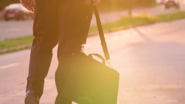 느린 동작: 비관적 인 젊은이는 면접을 마친 후에 천천히 집으로 걸어간다. — 비디오