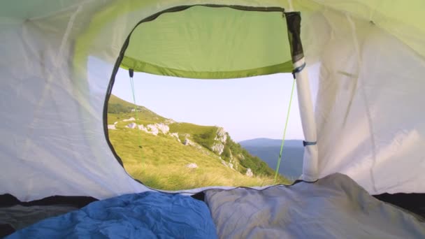 Filmbild av den hisnande naturen från insidan av ett pop up-tält. — Stockvideo