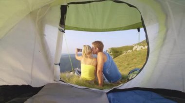Slow Motion Close: Çift sakin Alplerde kucaklaşıyor ve selfie çekiyor.