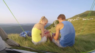 Slow Motion Turist çifti birbirleriyle konuşmuyorlar ve telefonda vakit kaybediyorlar.