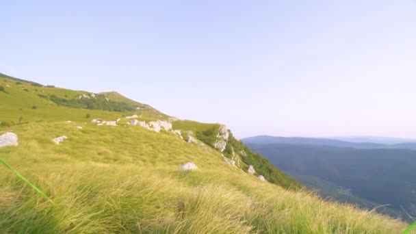 Empty pop up tent sitting in tranquil Slovenian mountains on a sunny summer day. — Stock Video