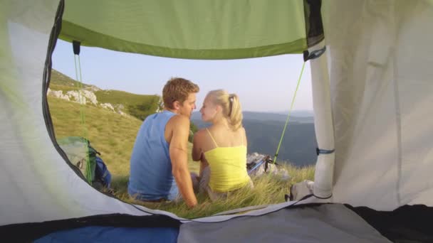 MOTION LENT : Un homme et une femme heureux s'embrassent lors d'un voyage de randonnée relaxant dans les Alpes . — Video